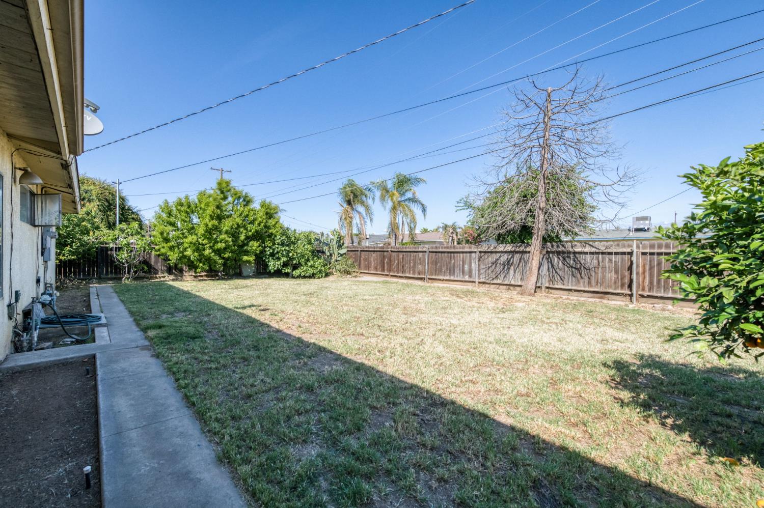 636 Newton Dr, Dinuba, CA 93618