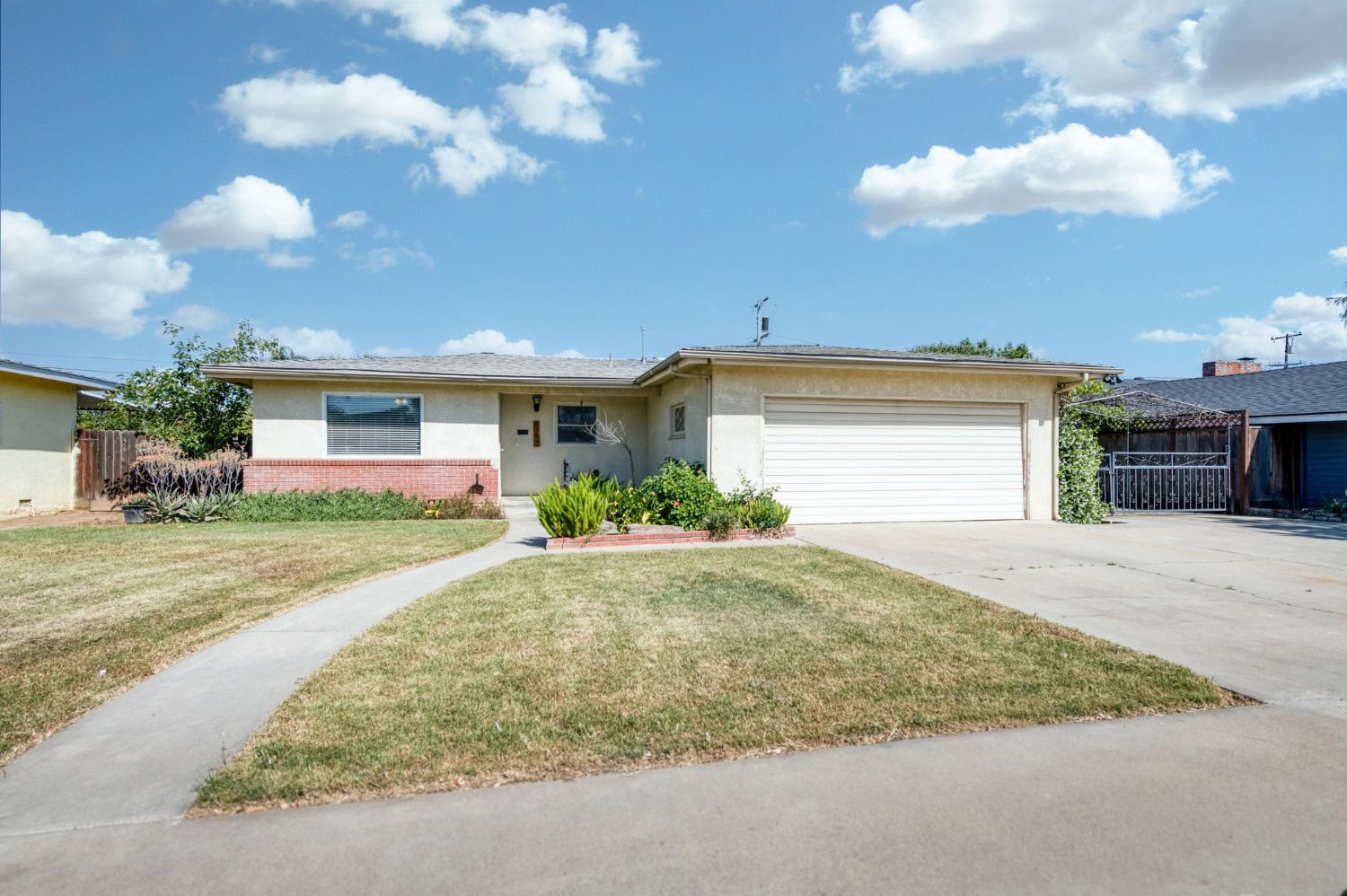 636 Newton Dr, Dinuba, CA 93618