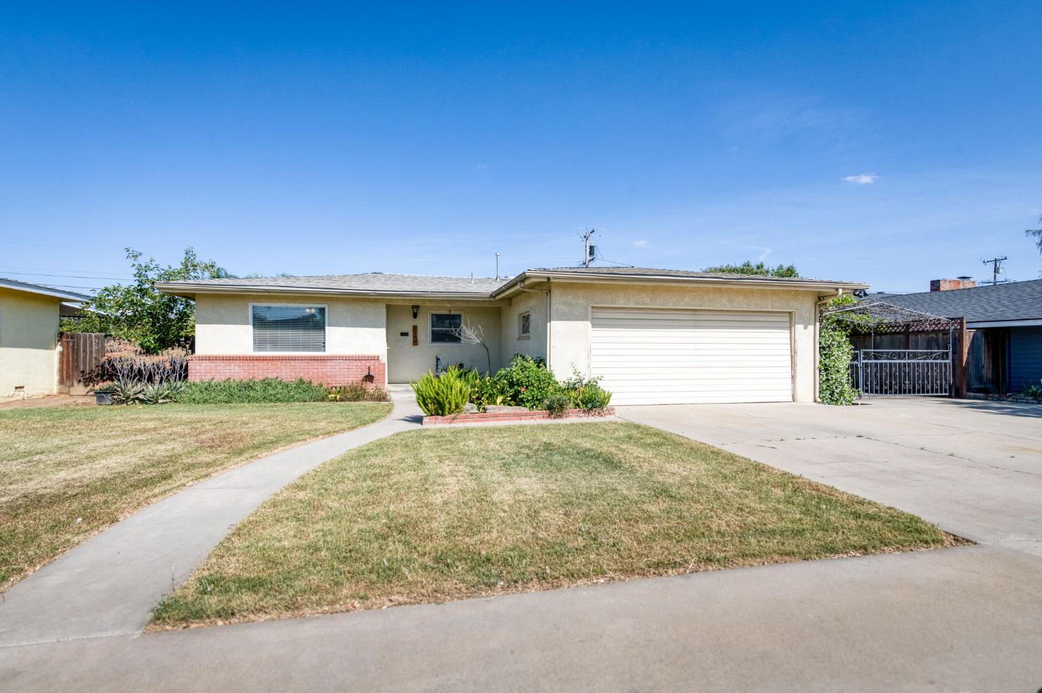 636 Newton Dr, Dinuba, CA 93618