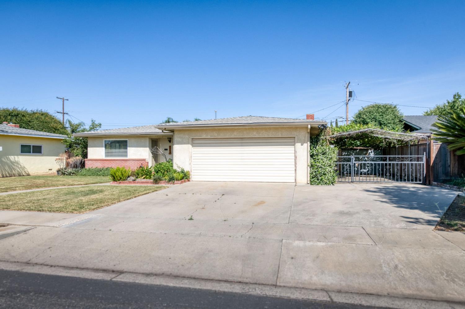 636 Newton Dr, Dinuba, CA 93618