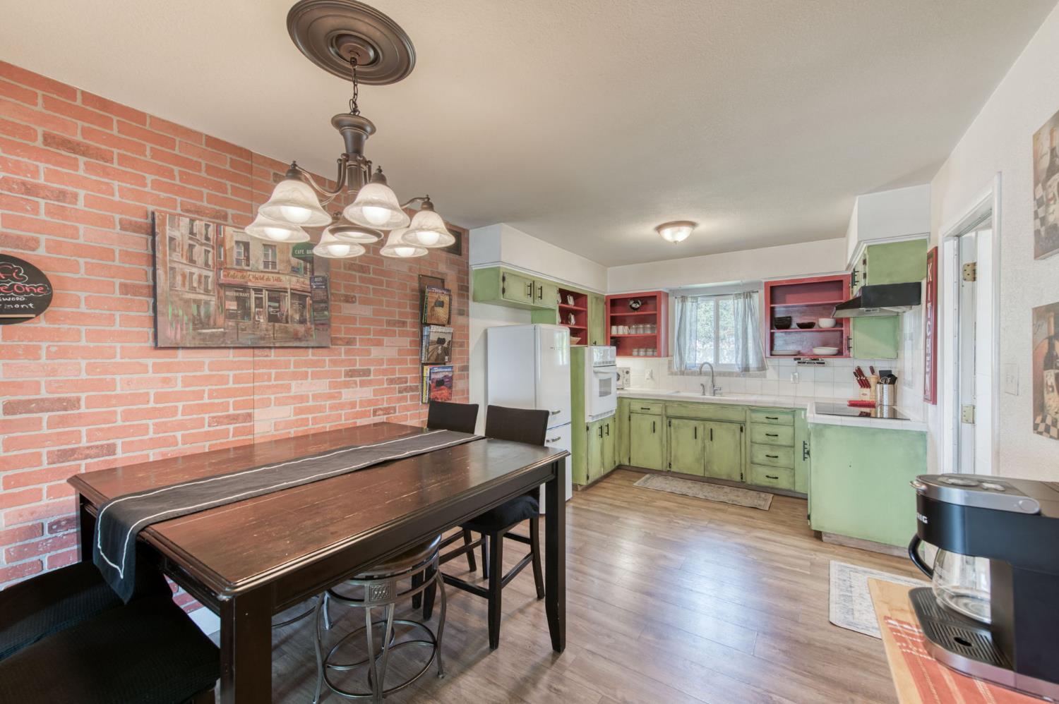 965 W Fairmont Ave, Clovis, CA 93612