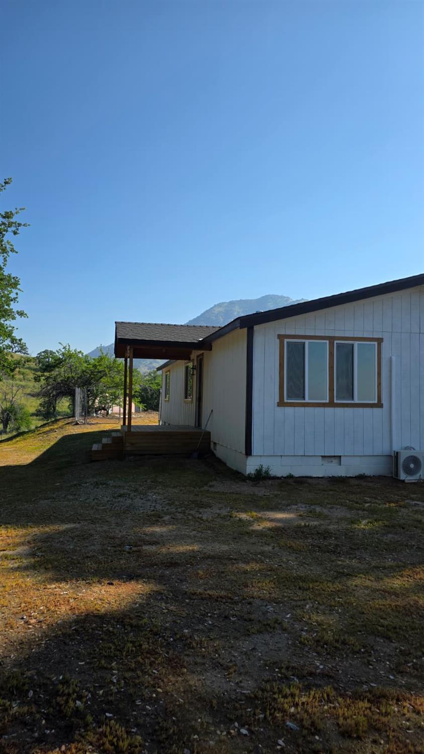 1248 Crane Ln, Yokuts Valley, CA 93675