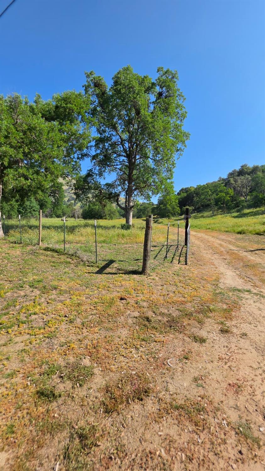 1248 Crane Ln, Yokuts Valley, CA 93675