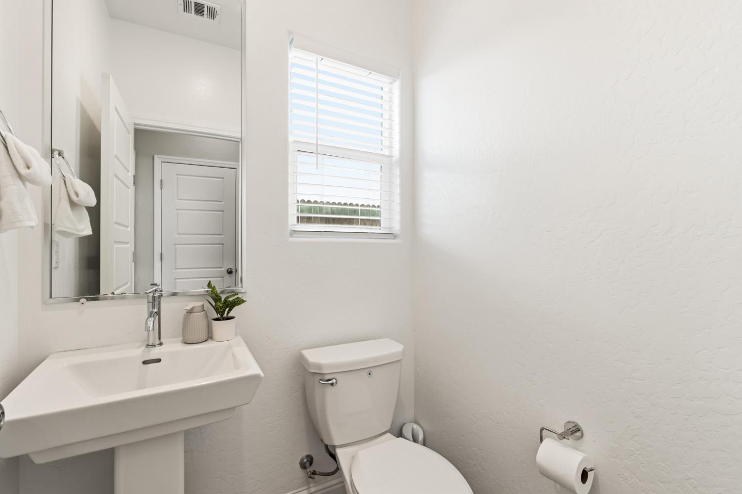 333 Sunset Dr S, Madera, CA 93636