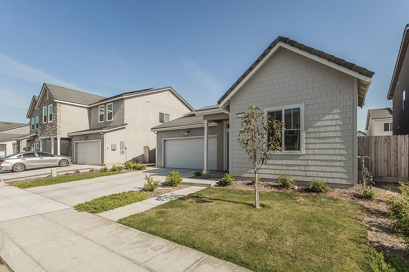 1039 Horizon Dr W, Madera, CA 93636