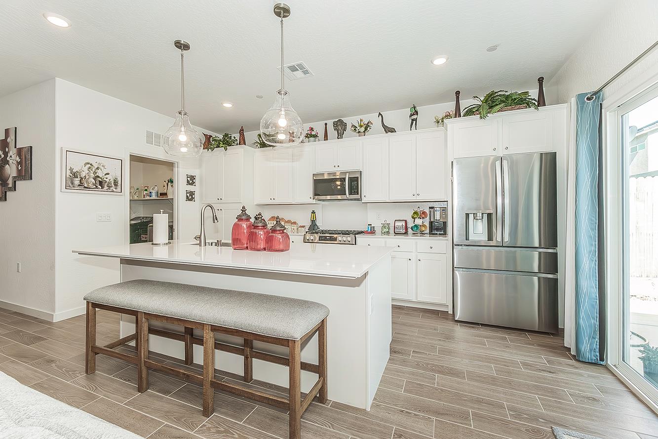 1039 Horizon Dr W, Madera, CA 93636