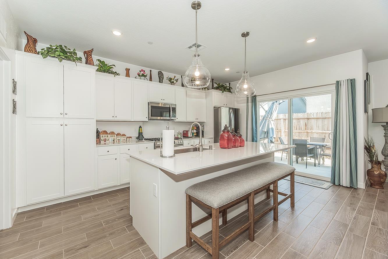 1039 Horizon Dr W, Madera, CA 93636