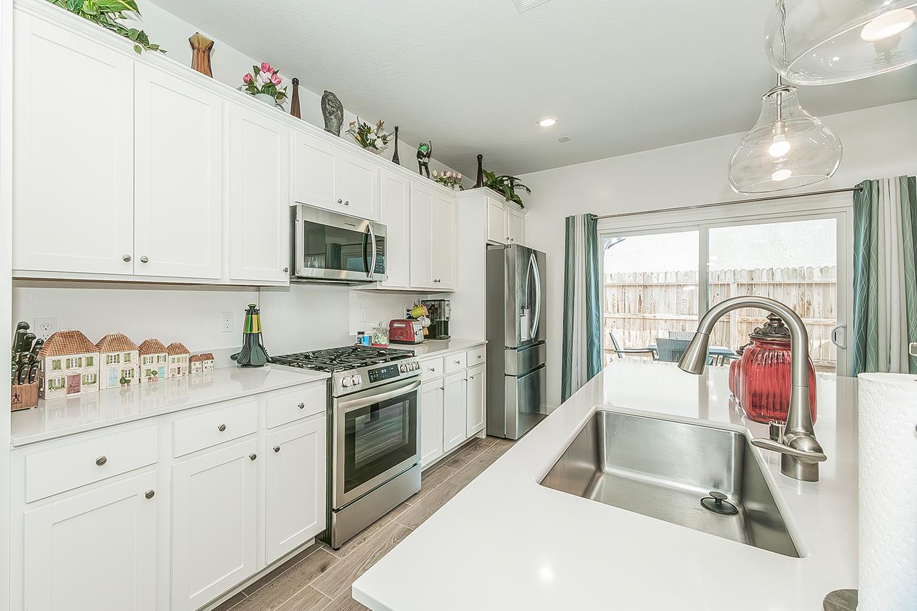 1039 Horizon Dr W, Madera, CA 93636