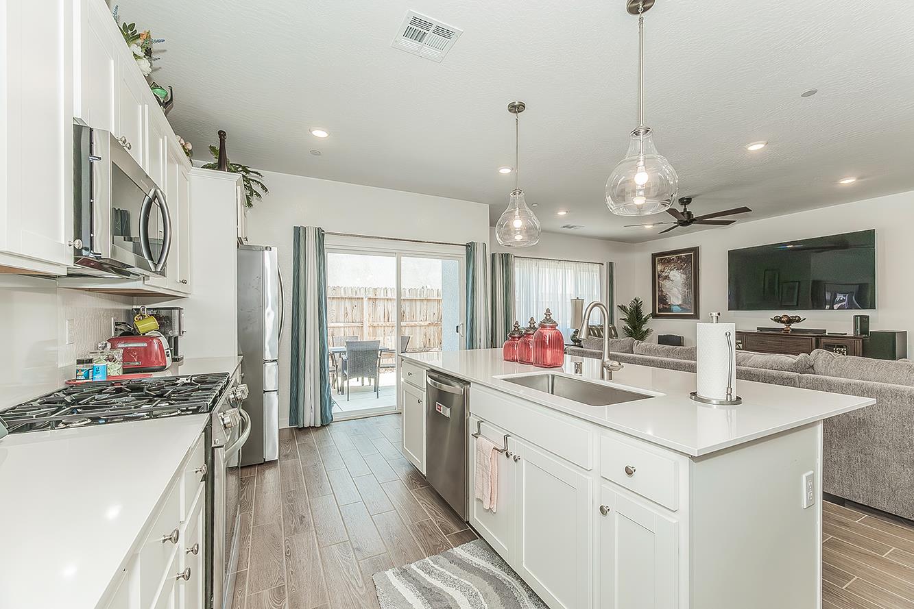 1039 Horizon Dr W, Madera, CA 93636