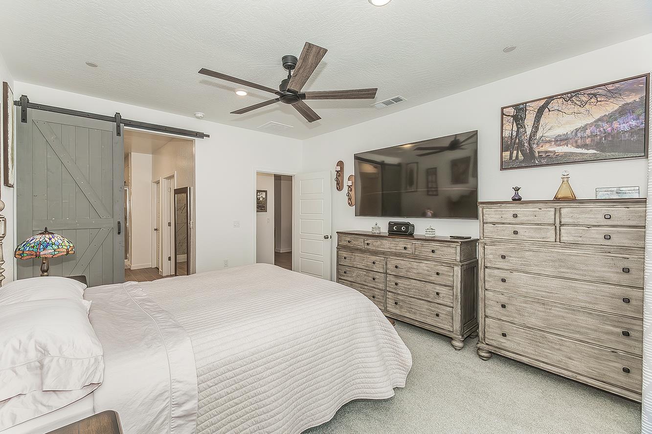 1039 Horizon Dr W, Madera, CA 93636