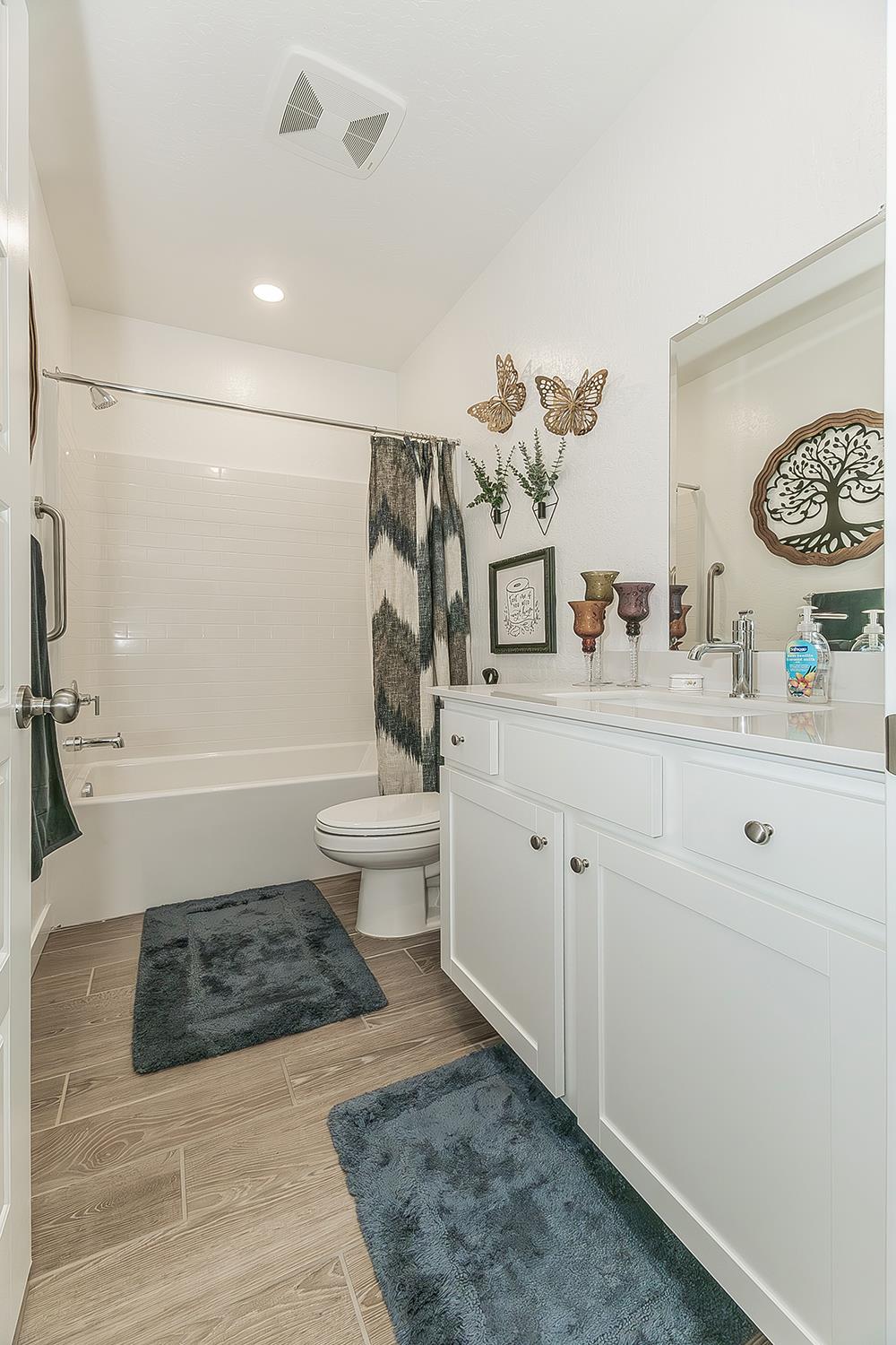 1039 Horizon Dr W, Madera, CA 93636