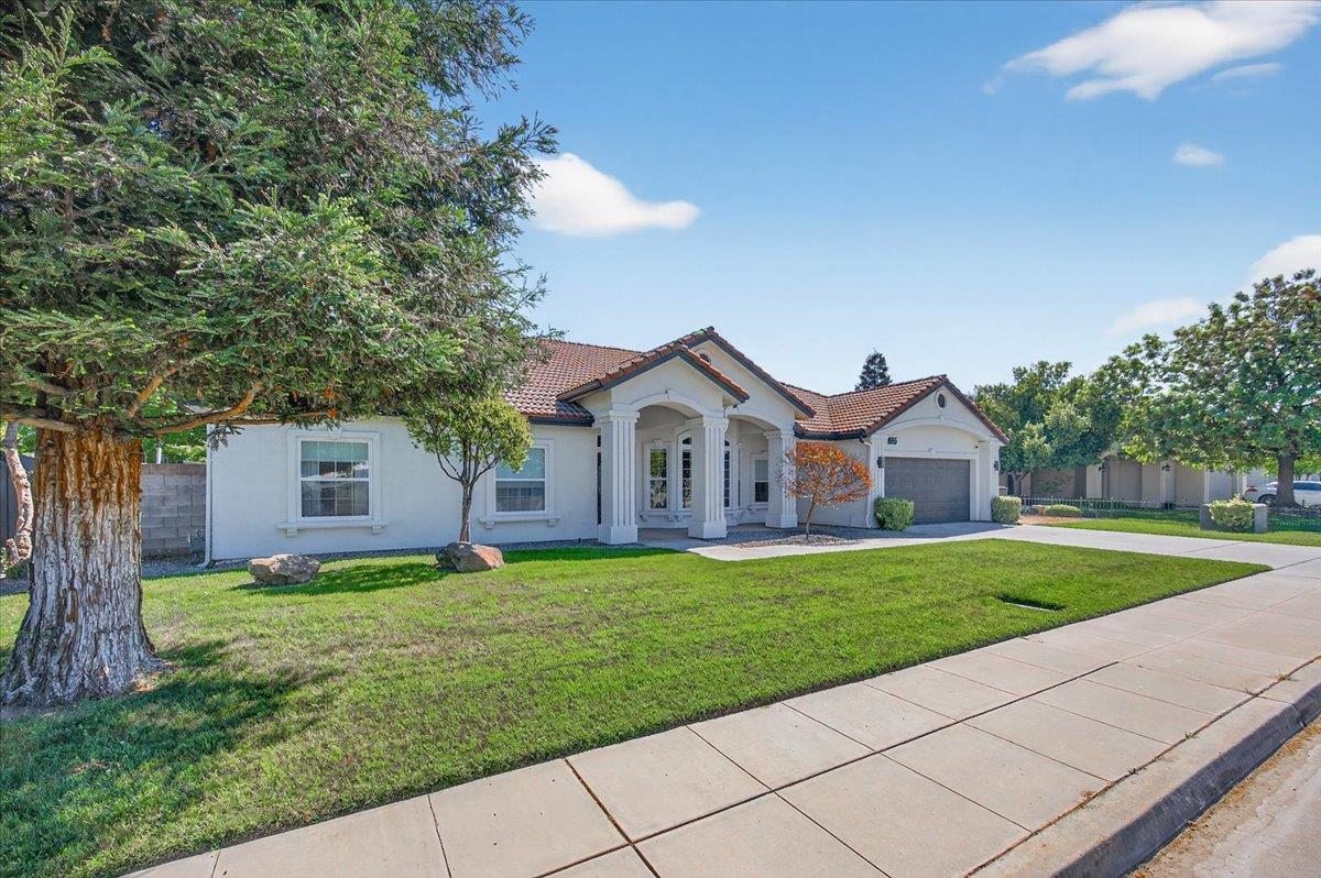 1555 Taylor Ln, Madera, CA 93637