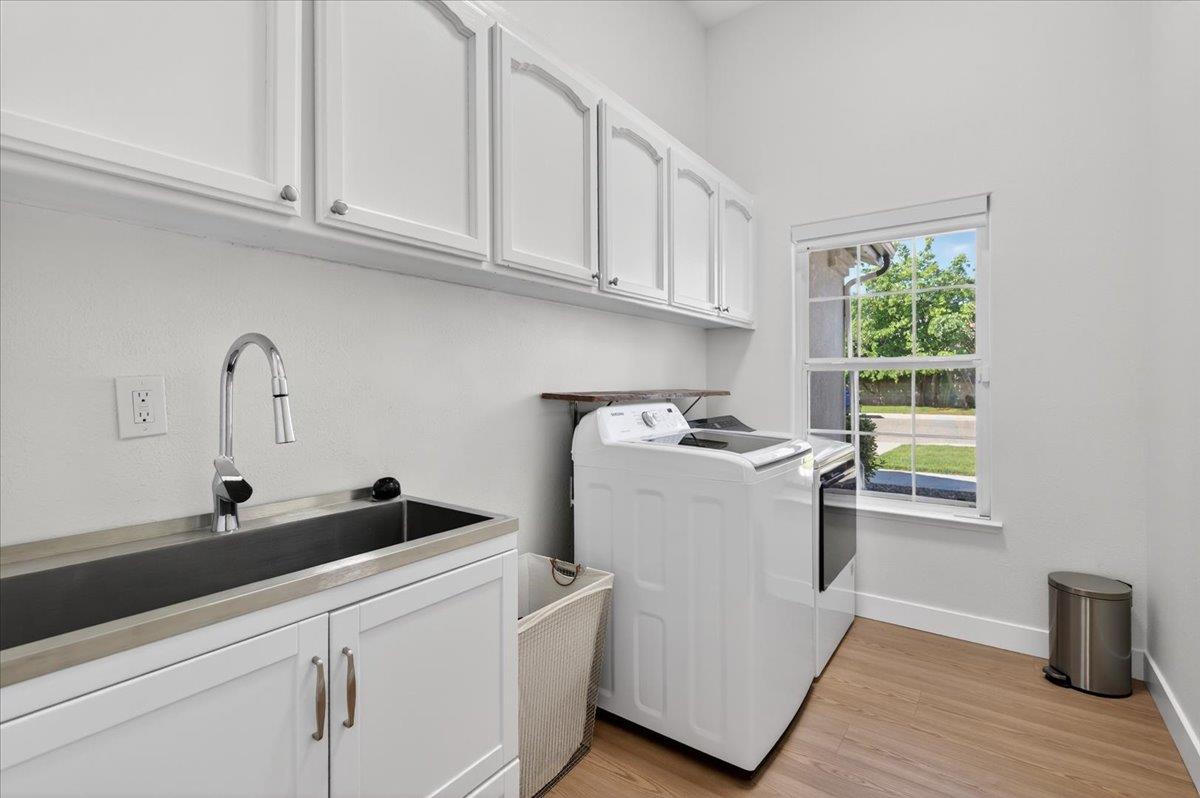 1555 Taylor Ln, Madera, CA 93637