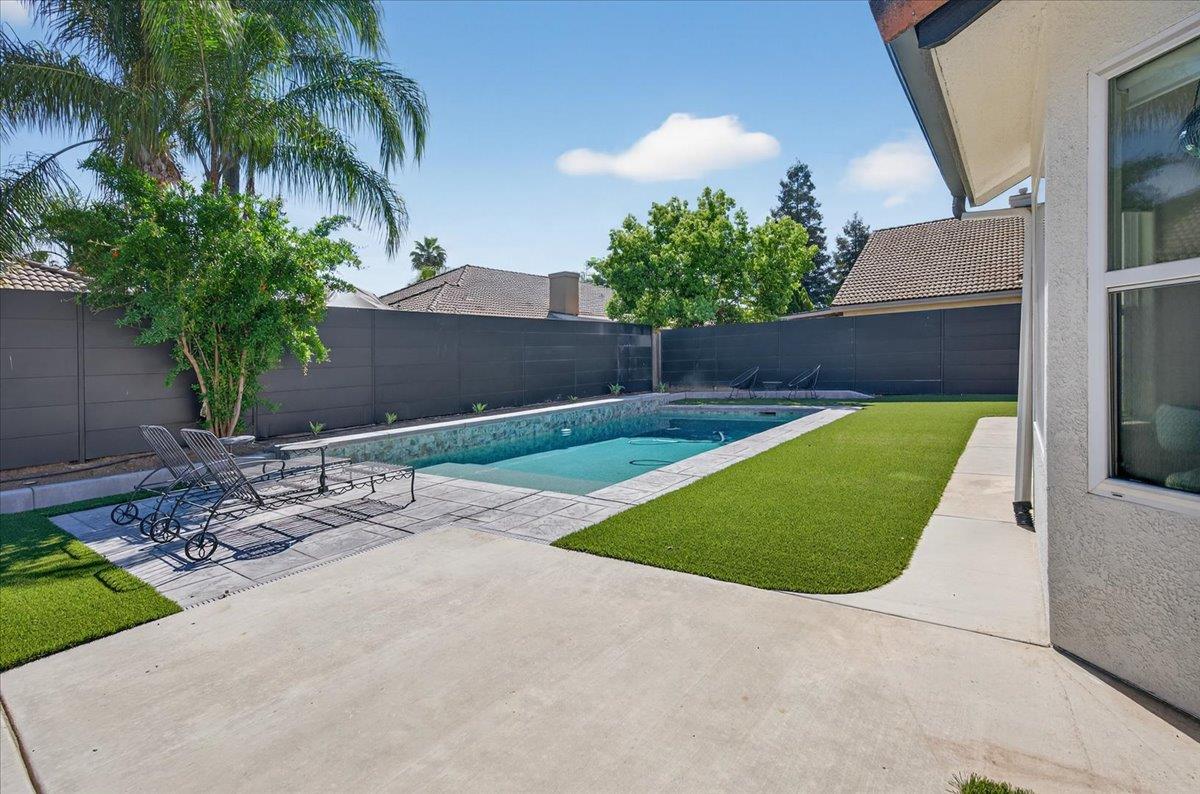 1555 Taylor Ln, Madera, CA 93637