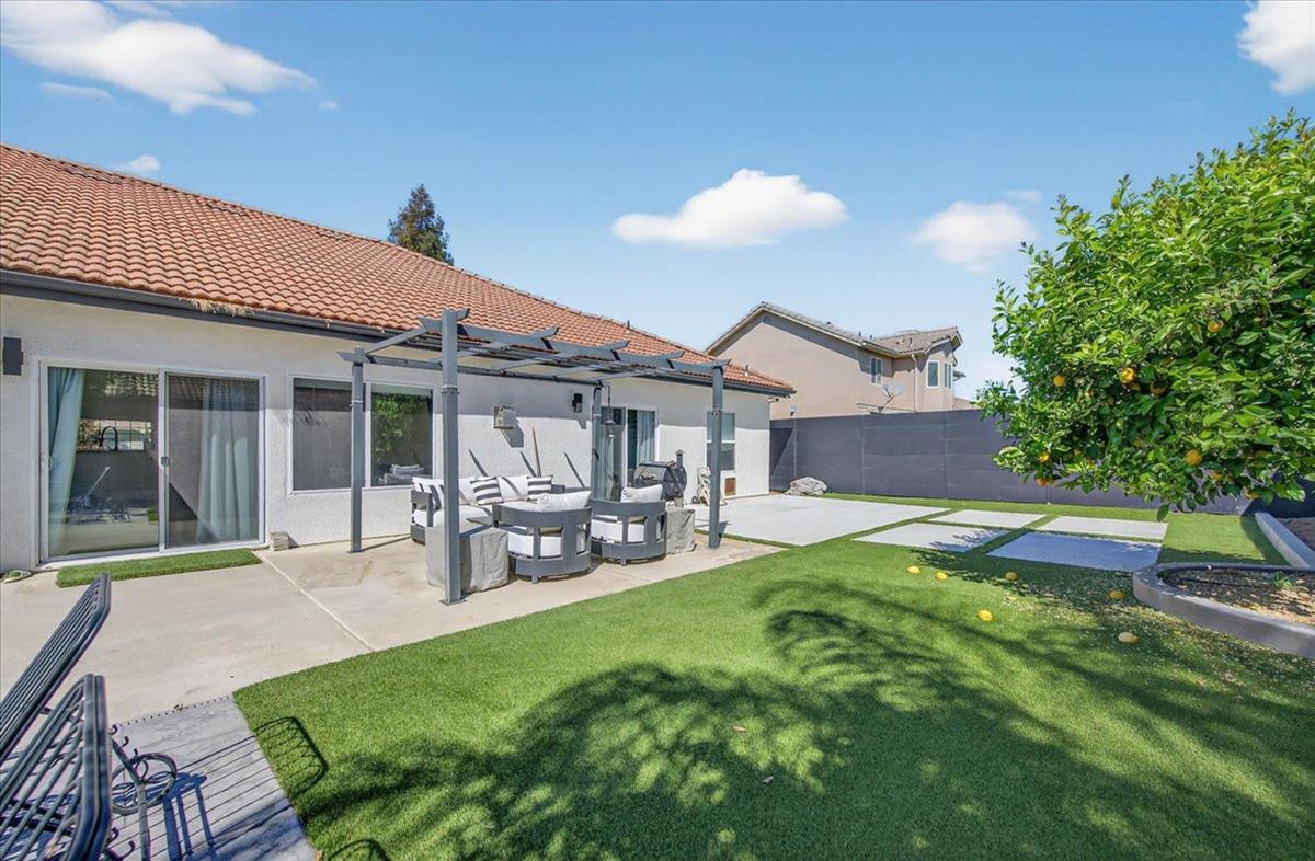 1555 Taylor Ln, Madera, CA 93637