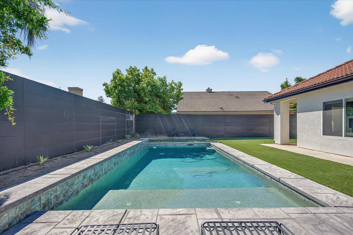 1555 Taylor Ln, Madera, CA 93637