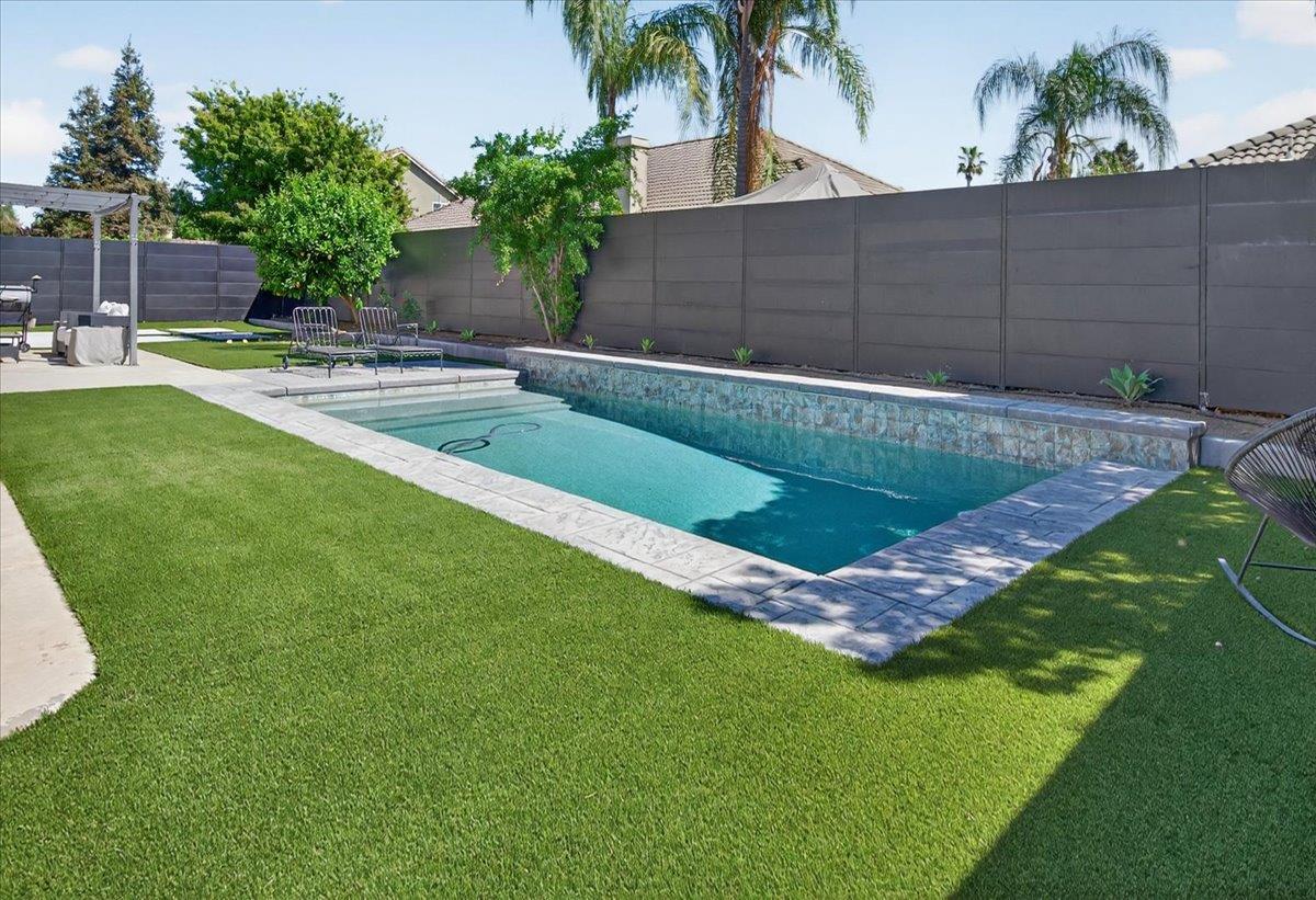 1555 Taylor Ln, Madera, CA 93637