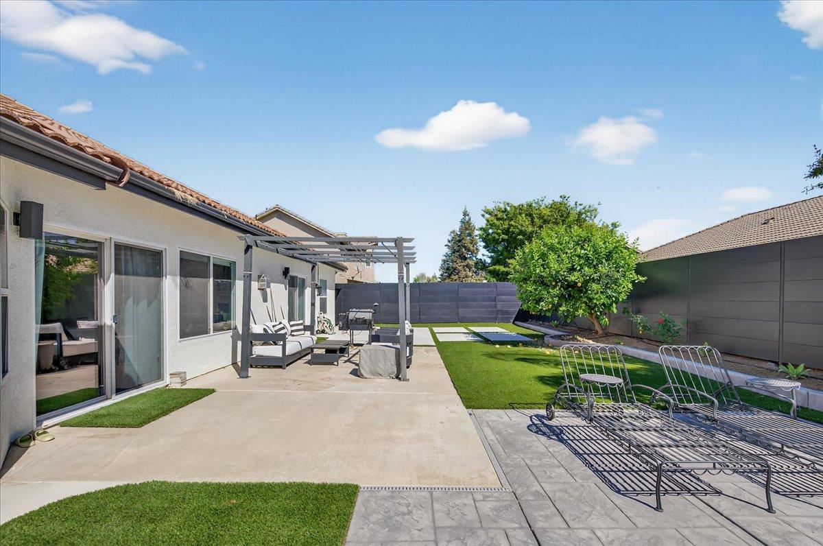 1555 Taylor Ln, Madera, CA 93637