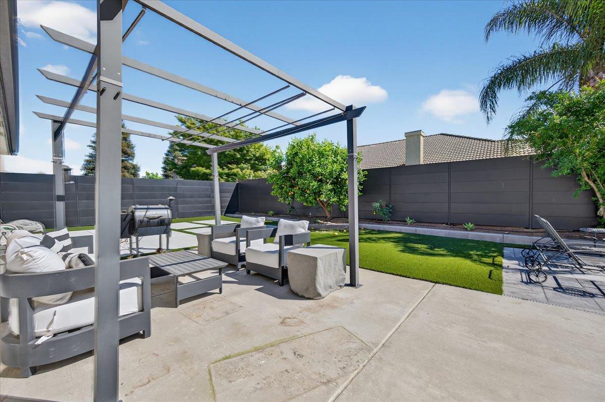 1555 Taylor Ln, Madera, CA 93637