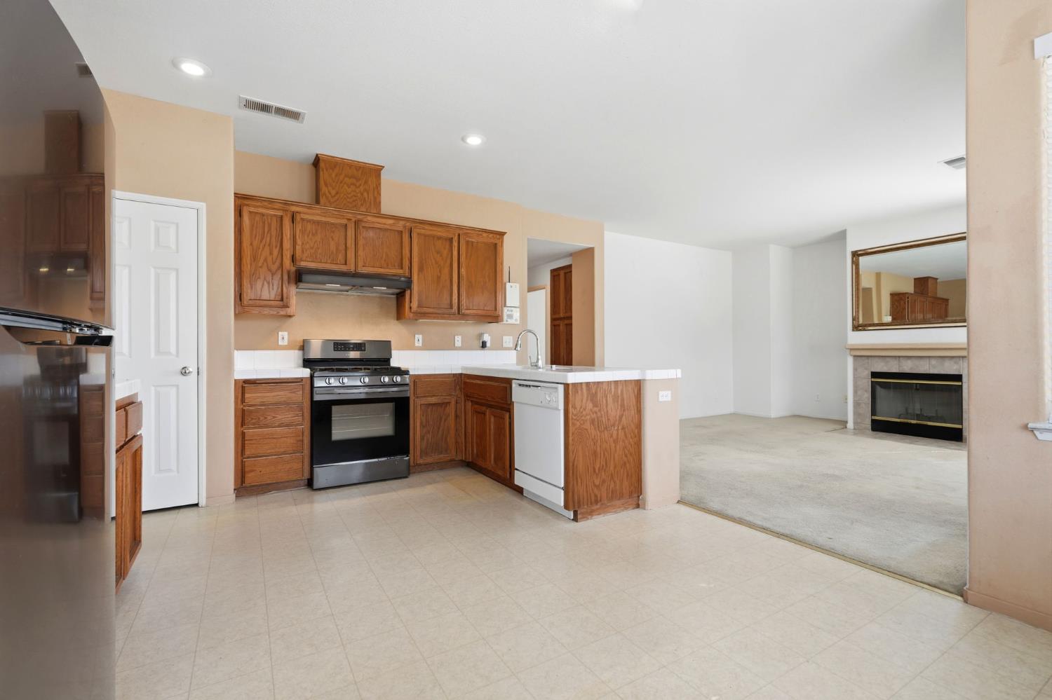 713 Cabernet St, Los Banos, CA 93635