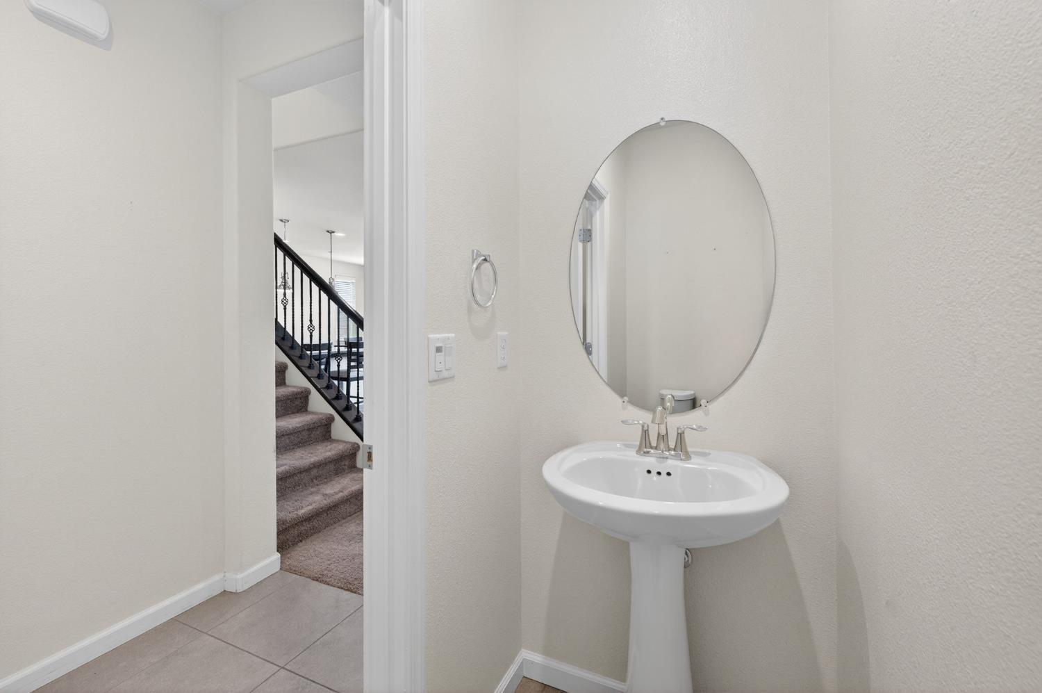 6148 E Bishop Ln, Fresno, CA 93727