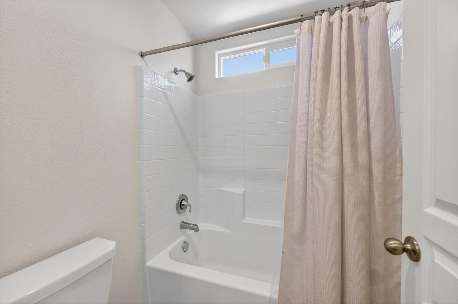 6148 E Bishop Ln, Fresno, CA 93727