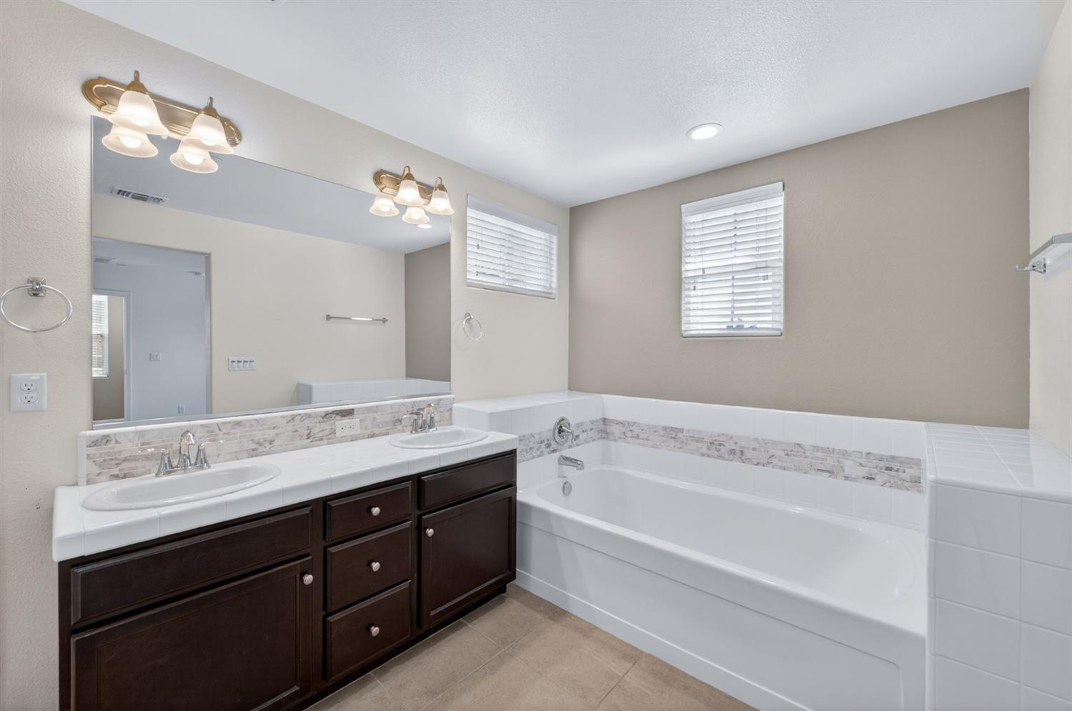 6148 E Bishop Ln, Fresno, CA 93727