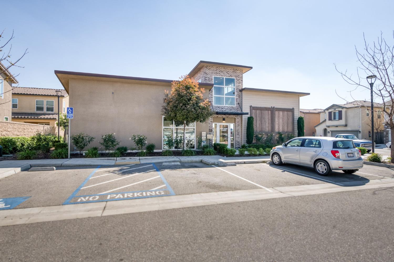 6148 E Bishop Ln, Fresno, CA 93727