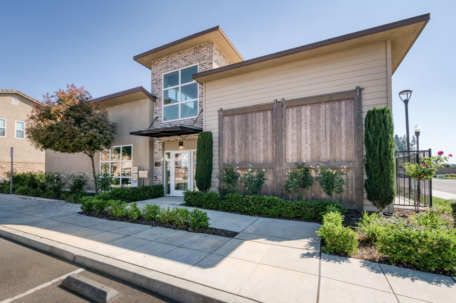 6148 E Bishop Ln, Fresno, CA 93727