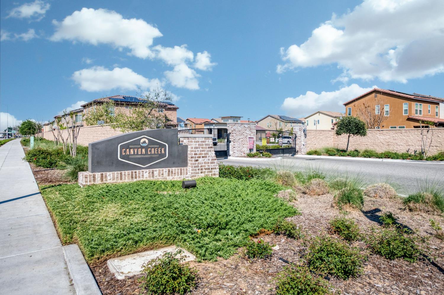 6148 E Bishop Ln, Fresno, CA 93727