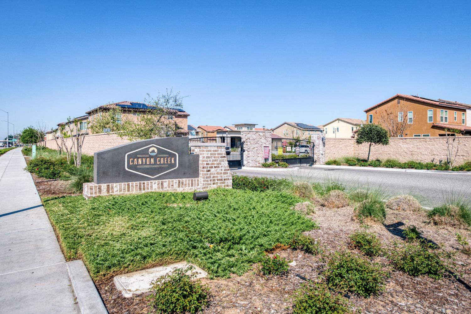 6148 E Bishop Ln, Fresno, CA 93727