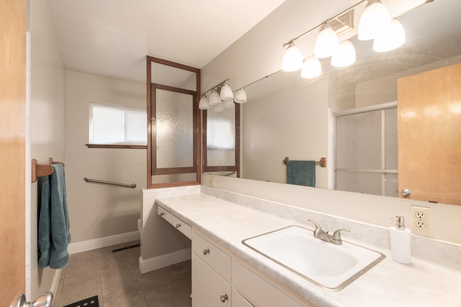 696 W Celeste Ave, Fresno, CA 93704