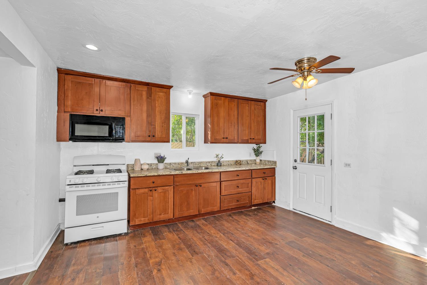 710 S G St, Madera, CA 93637