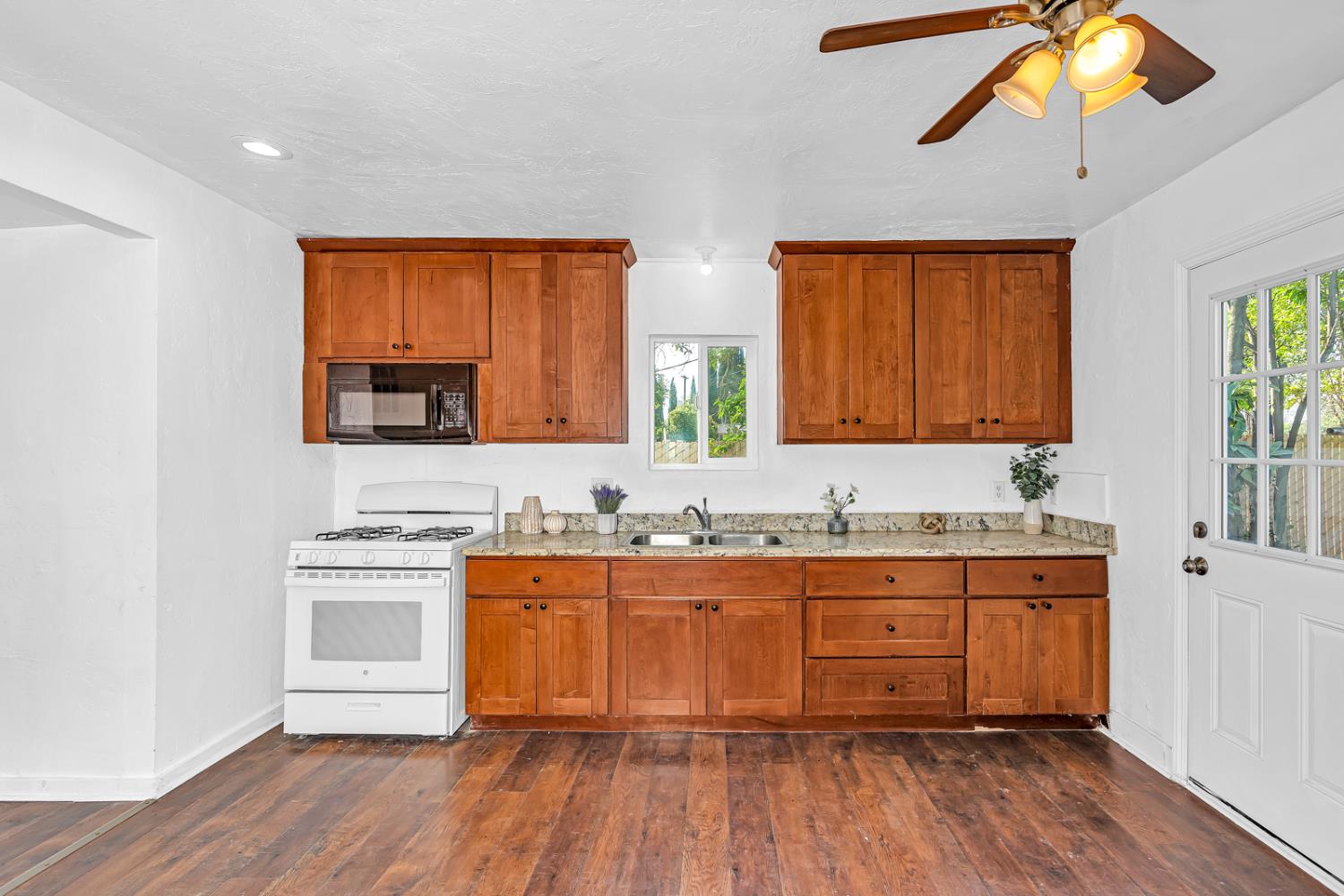 710 S G St, Madera, CA 93637