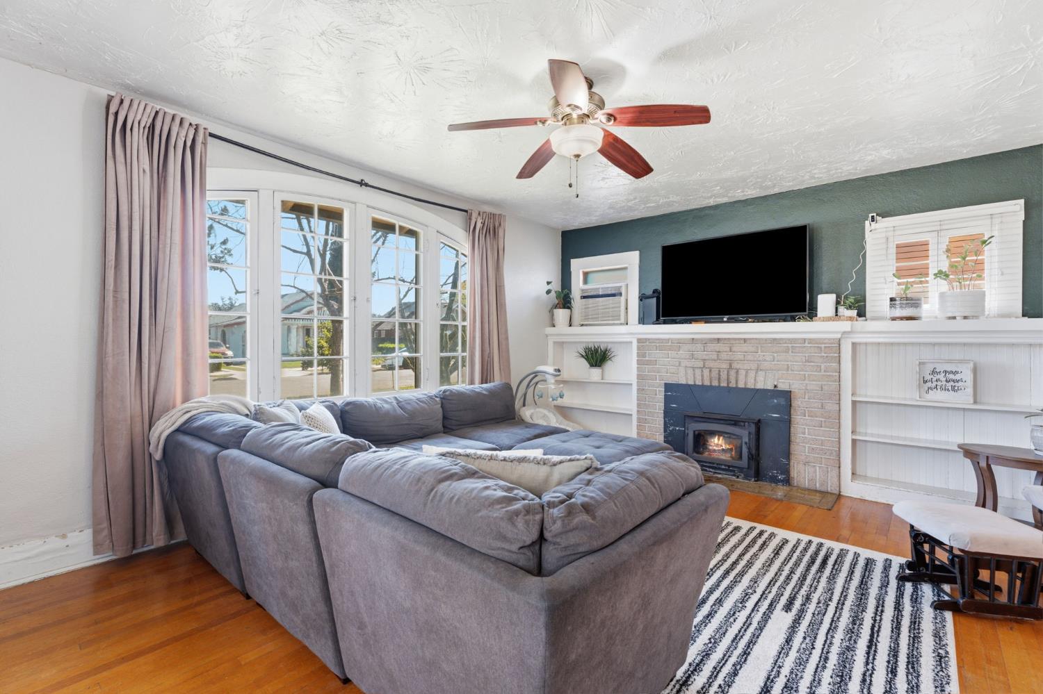 1727 N Vagedes Ave, Fresno, CA 93705