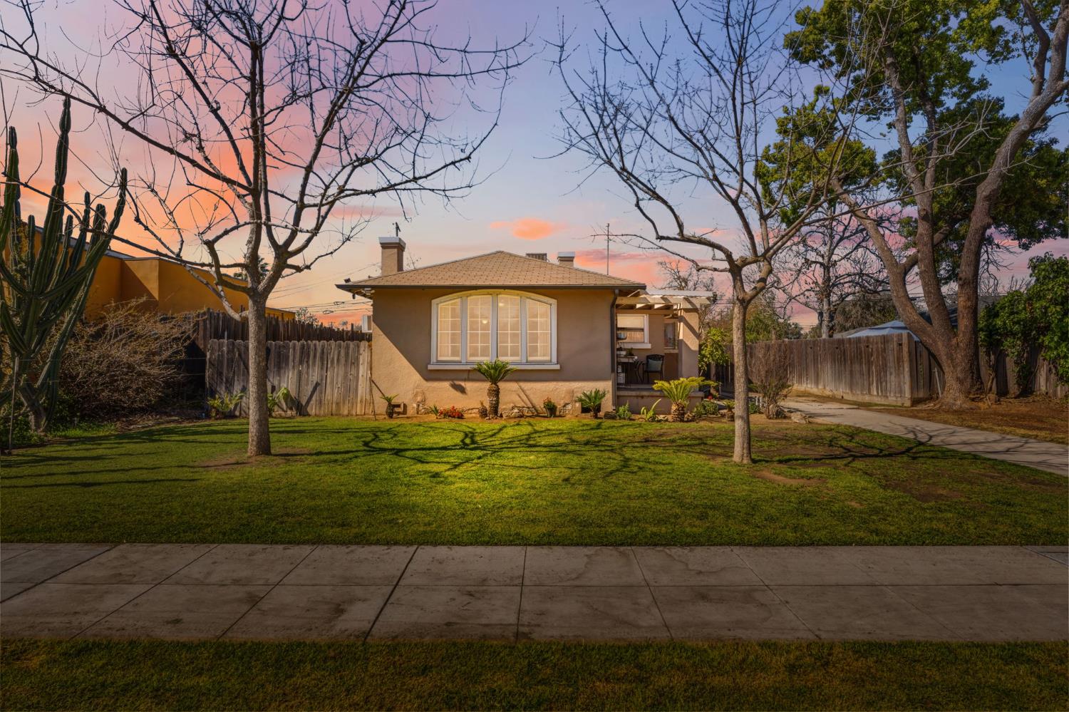 1727 N Vagedes Ave, Fresno, CA 93705