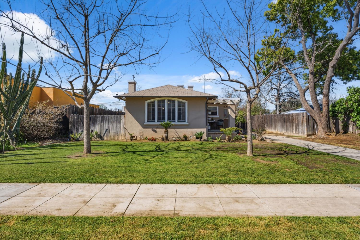 1727 N Vagedes Ave, Fresno, CA 93705