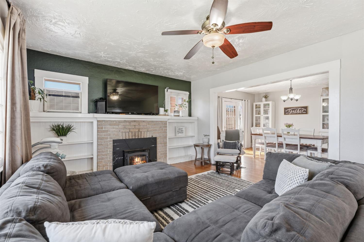 1727 N Vagedes Ave, Fresno, CA 93705