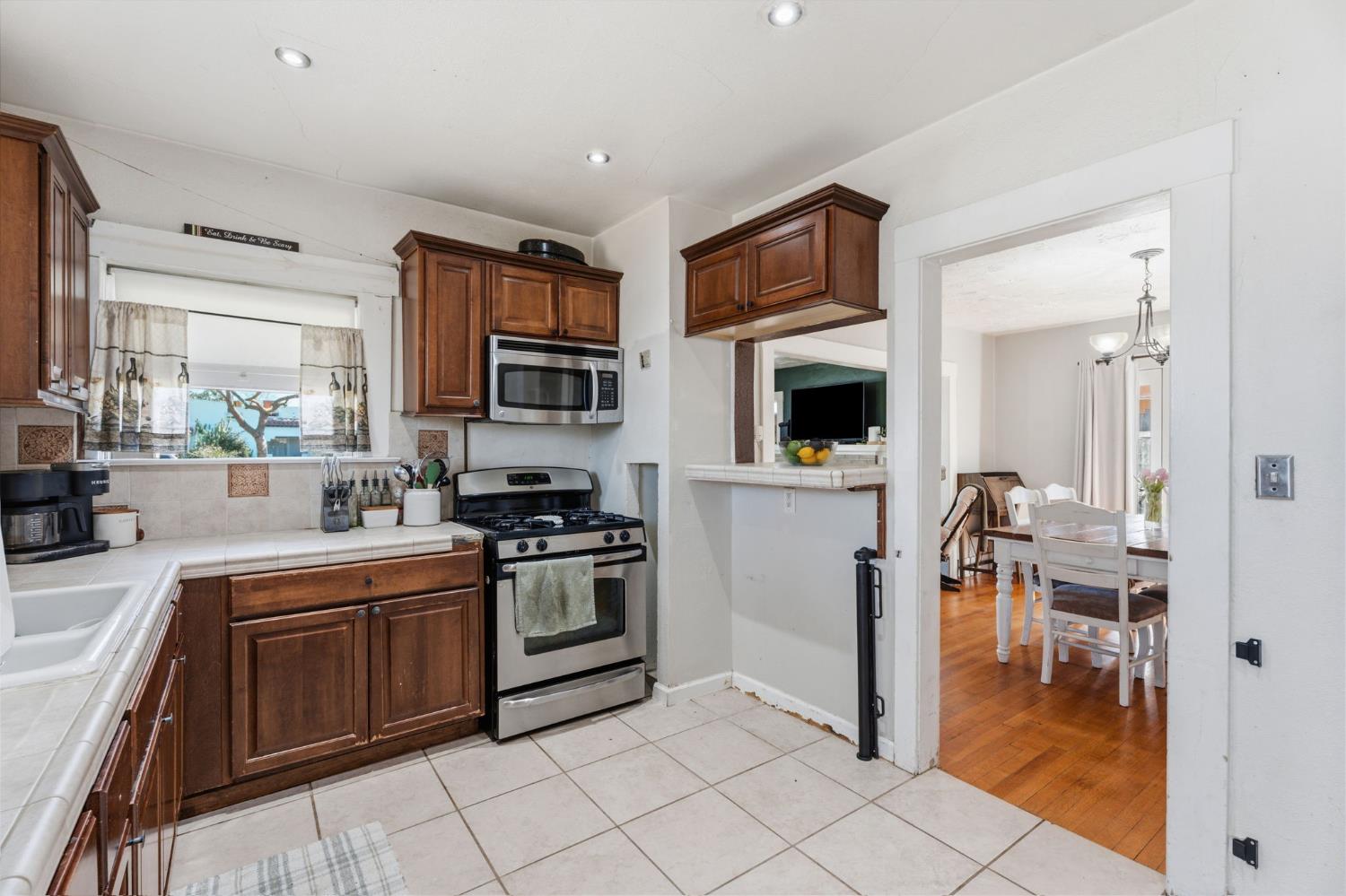 1727 N Vagedes Ave, Fresno, CA 93705