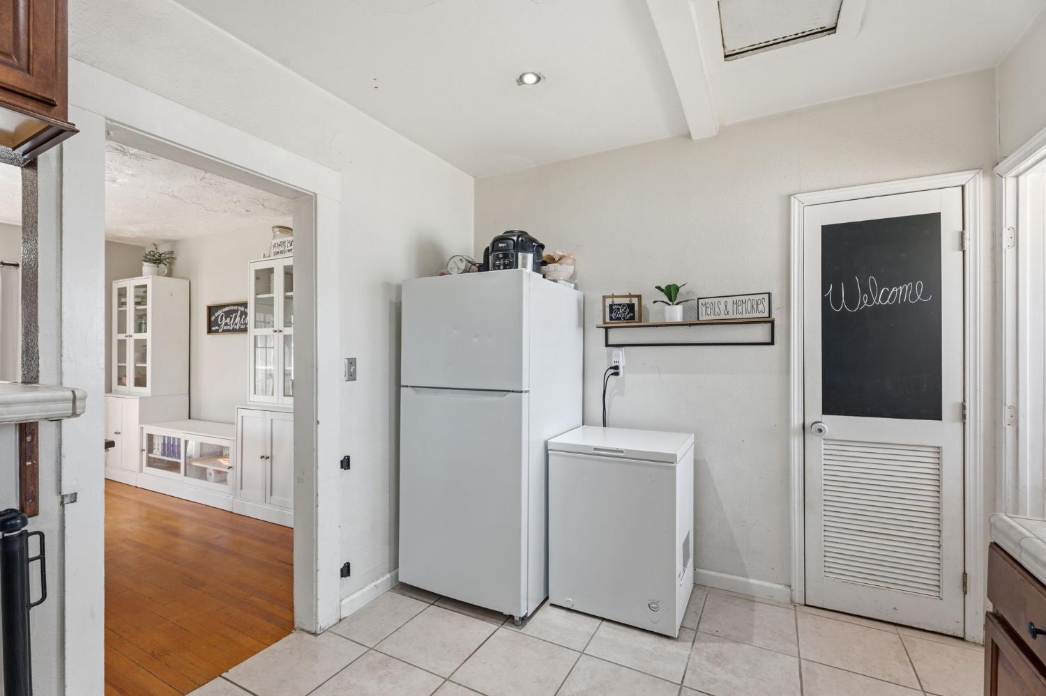 1727 N Vagedes Ave, Fresno, CA 93705