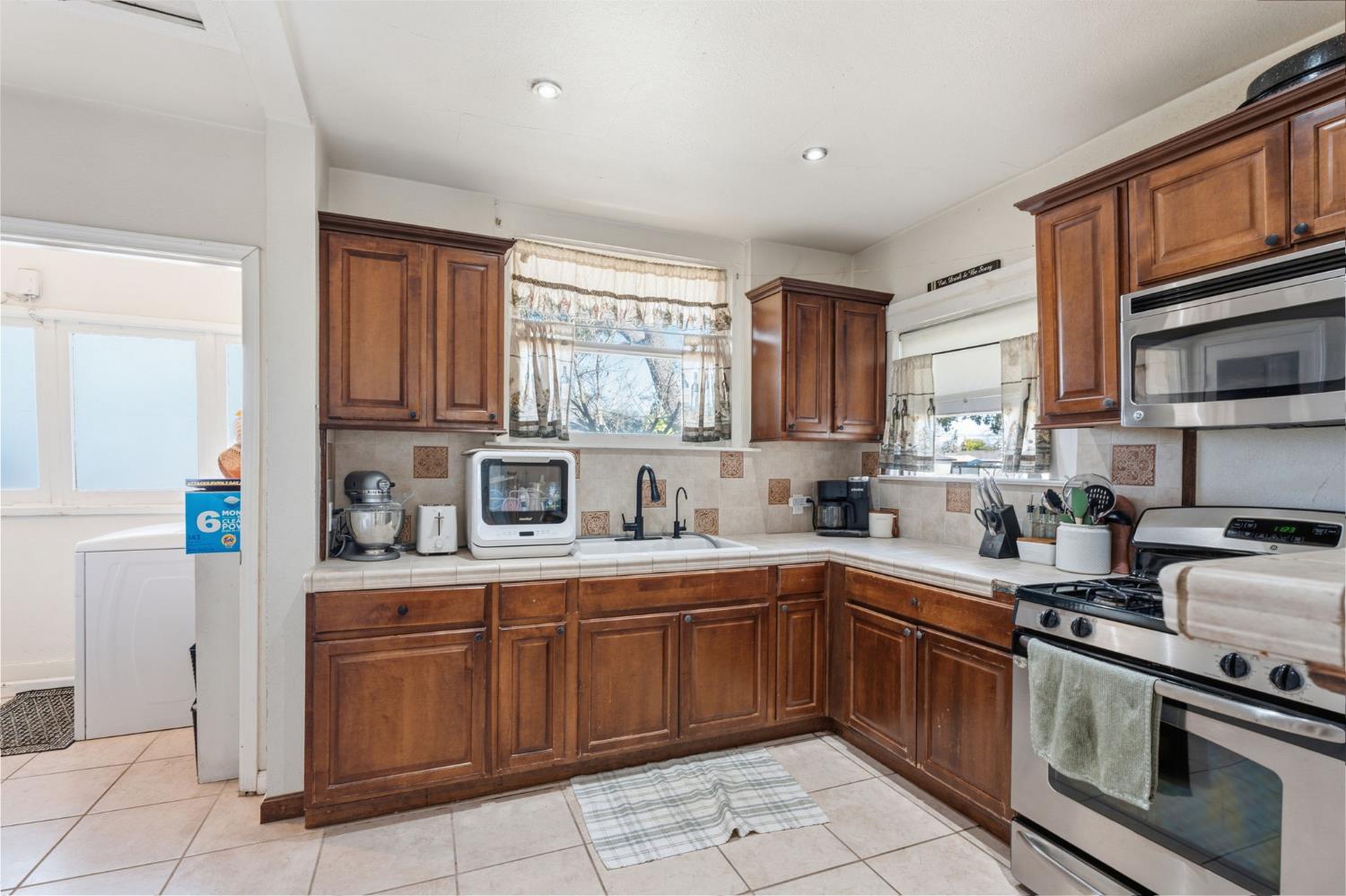 1727 N Vagedes Ave, Fresno, CA 93705