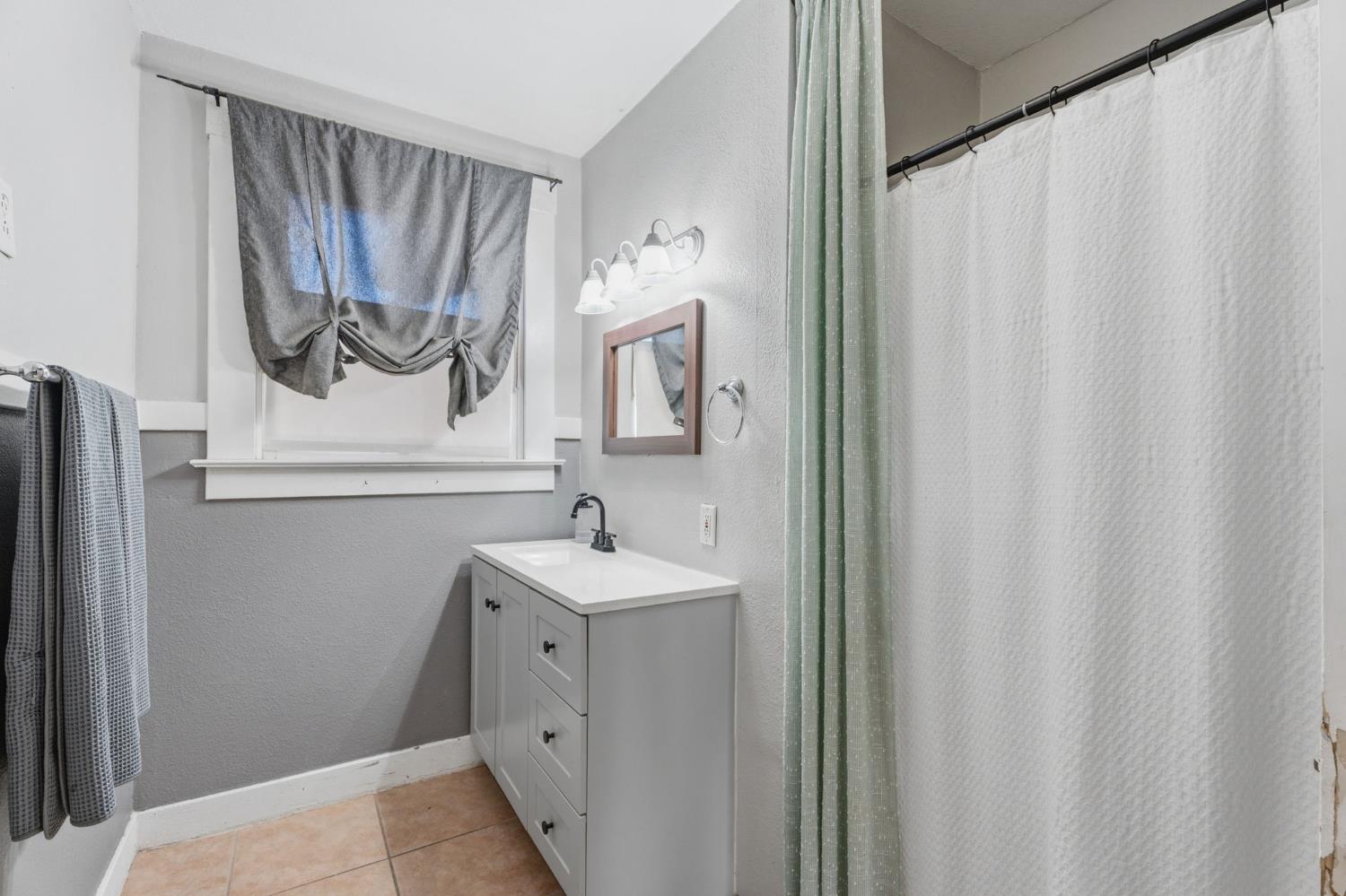 1727 N Vagedes Ave, Fresno, CA 93705