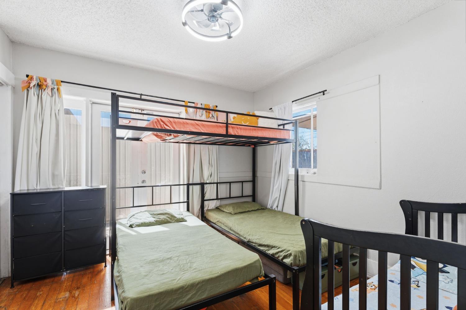 1727 N Vagedes Ave, Fresno, CA 93705