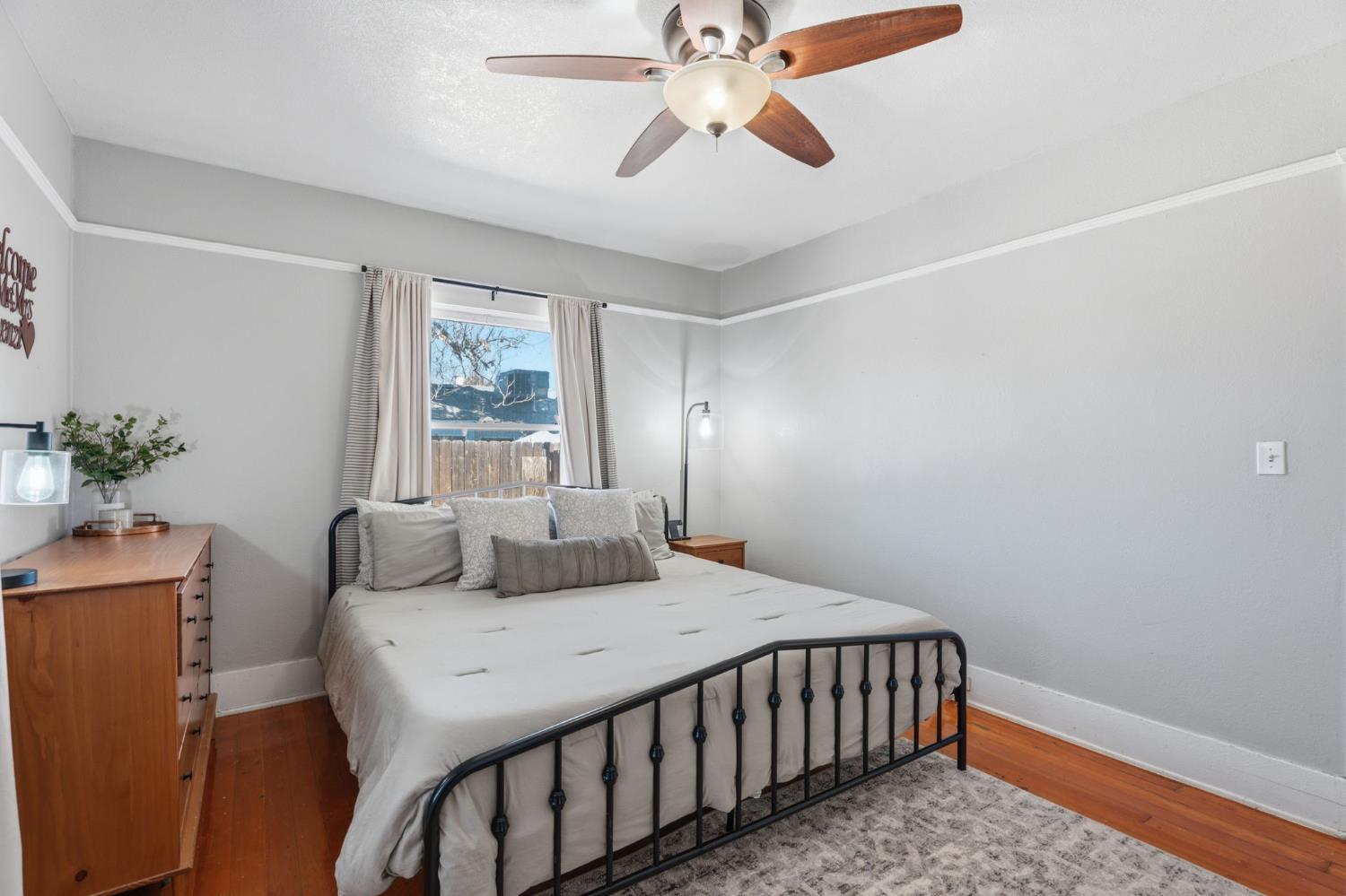 1727 N Vagedes Ave, Fresno, CA 93705