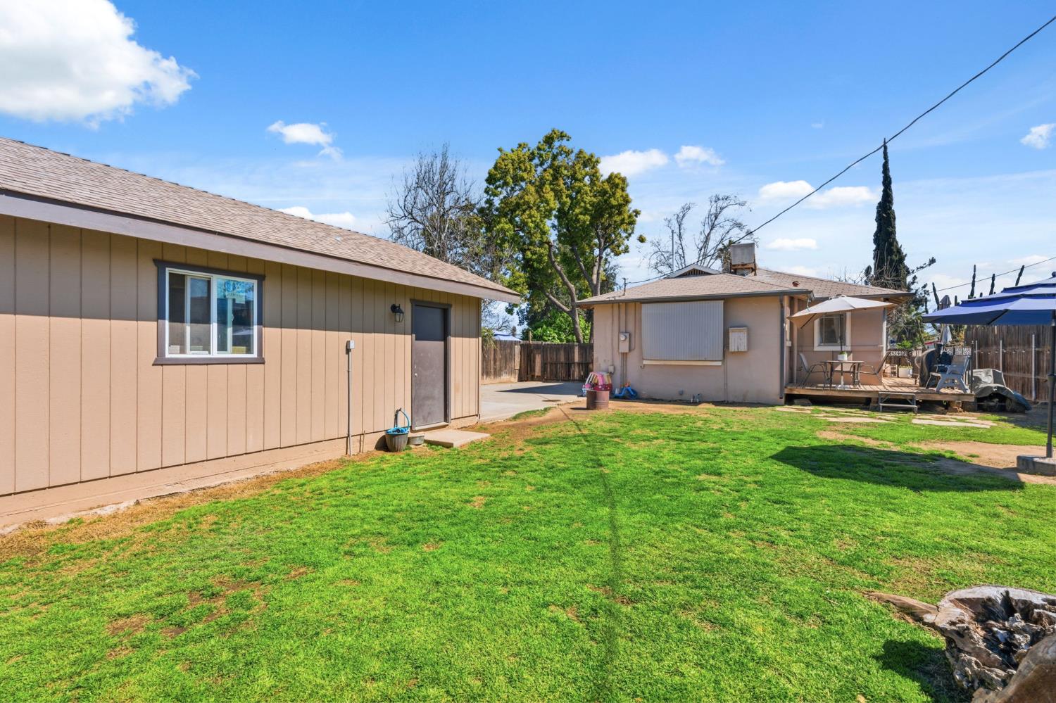 1727 N Vagedes Ave, Fresno, CA 93705