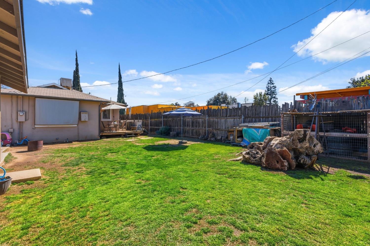 1727 N Vagedes Ave, Fresno, CA 93705