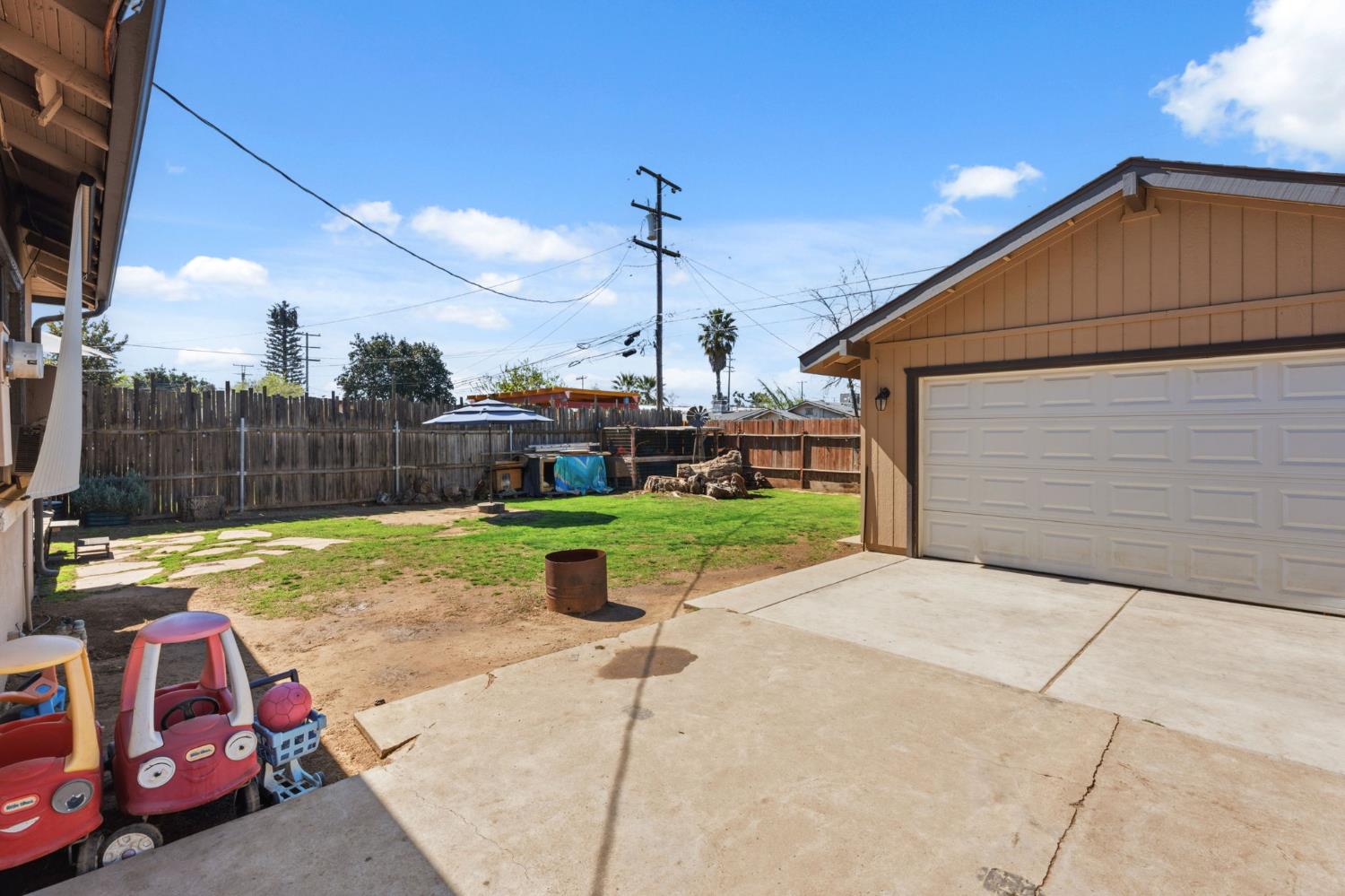 1727 N Vagedes Ave, Fresno, CA 93705