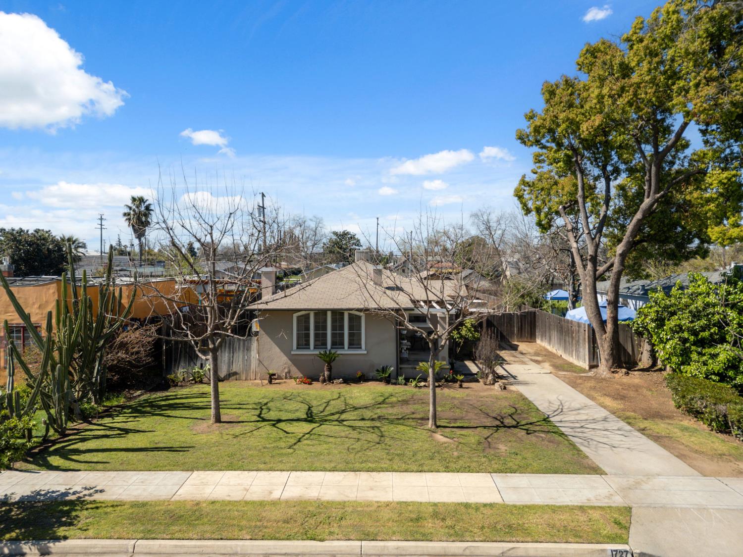 1727 N Vagedes Ave, Fresno, CA 93705