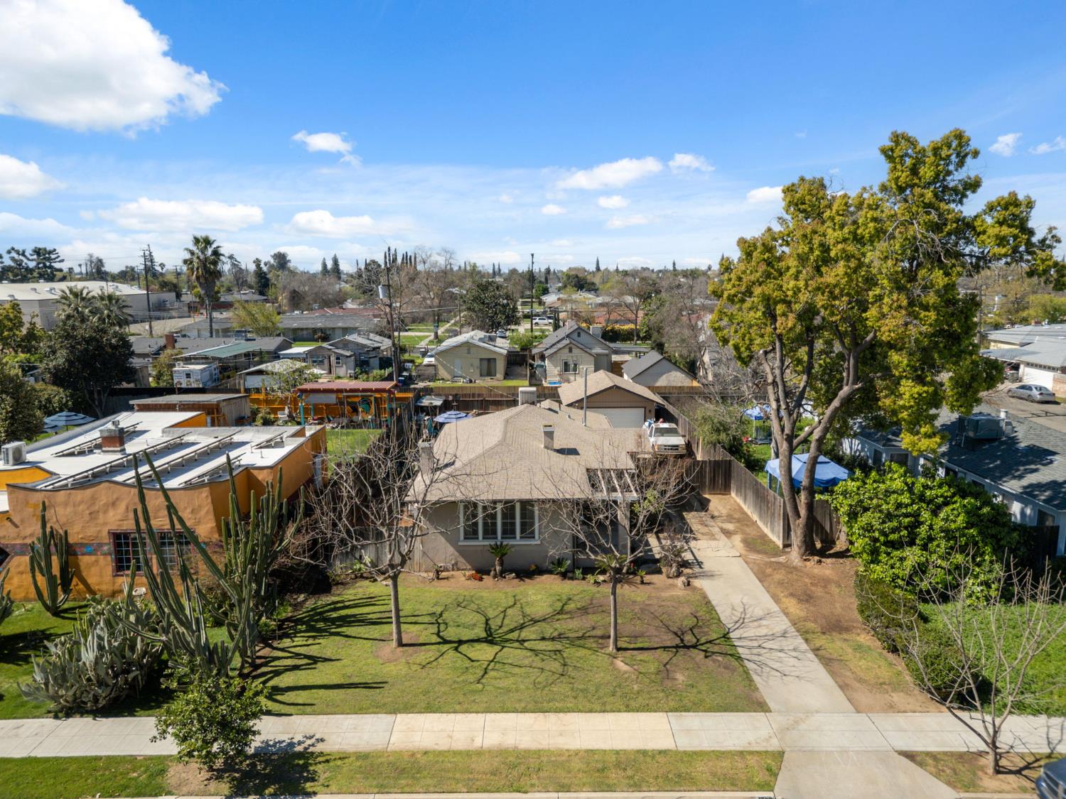 1727 N Vagedes Ave, Fresno, CA 93705