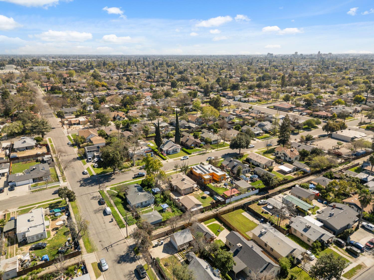 1727 N Vagedes Ave, Fresno, CA 93705